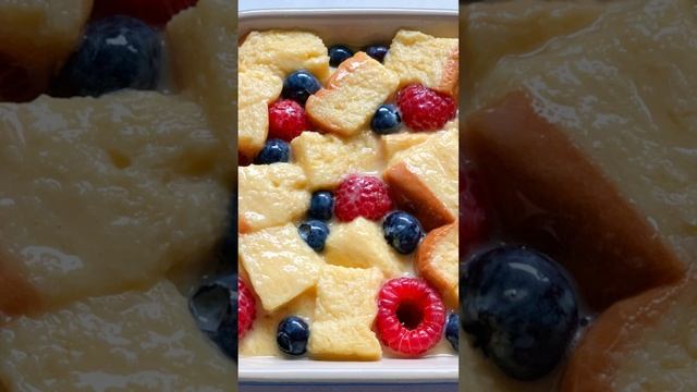 Quick and Easy Berry Bread Pudding #shorts смотреть онлайн