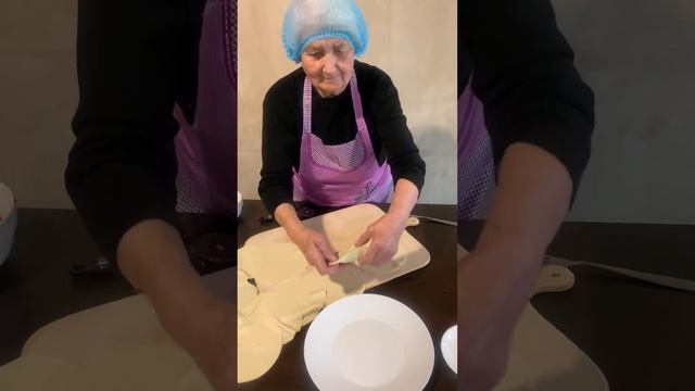 cheburek, a Juicy Meat Pie:) #cheburek #food #pie #cooking #yummy #Чебурек #ჩიბურეკი смотреть онлайн