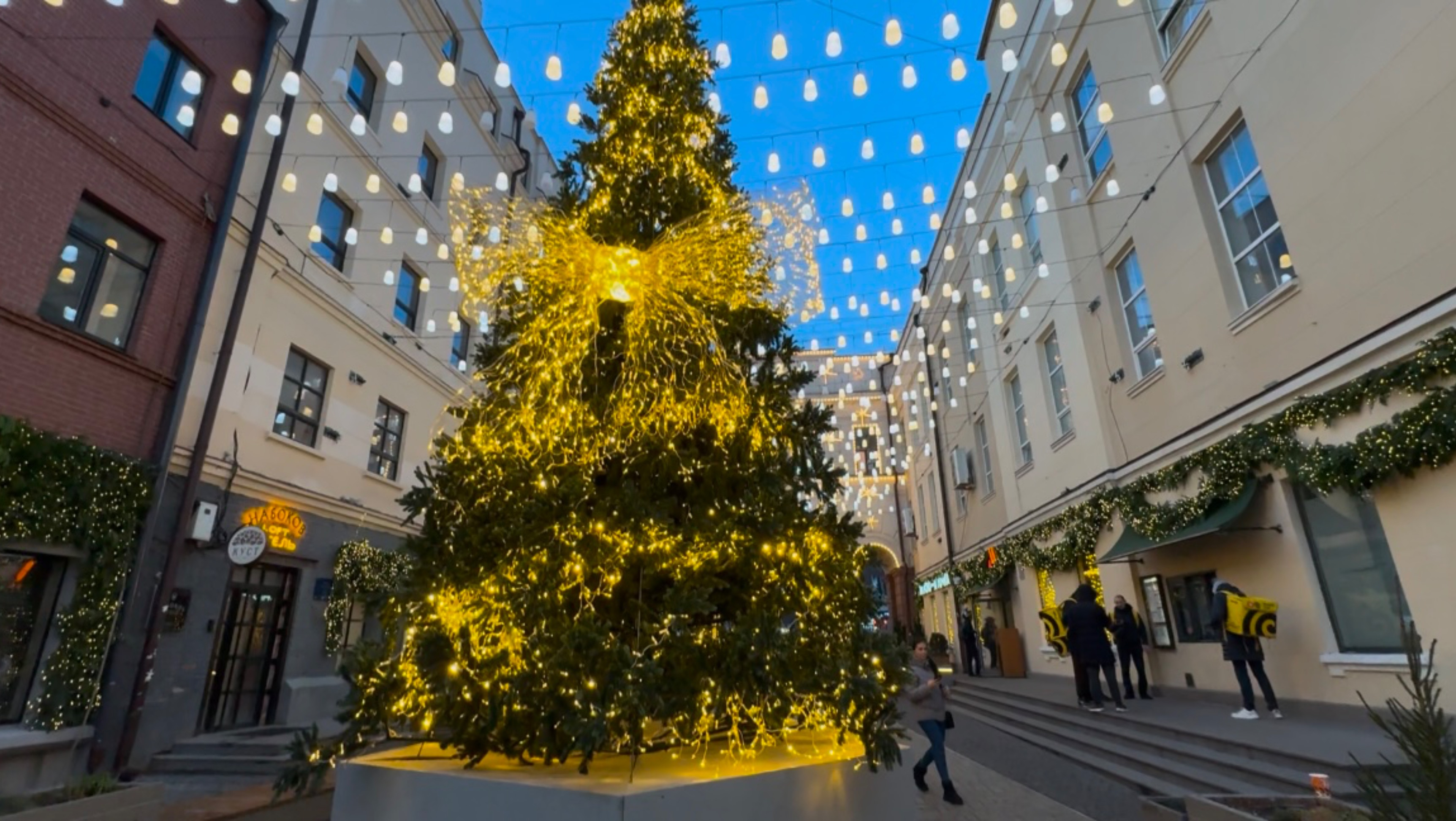Гуляем по Ростову 🎄 Сделали коррекцию бровей и любуемся новогодней красотой смотреть онлайн