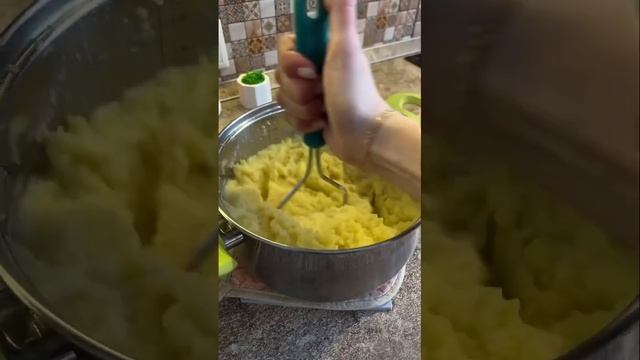 Картофельное пюре с фрикадельками в сливочном соусе #вкусныерецепты #готовлю #вечерпослеработы