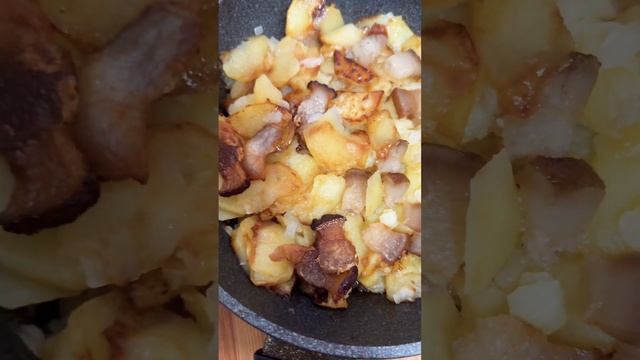 Вкуснющий ужин. Малосольные овощи и картошка жареная на сале. #жизнь #готовимдома #еда #shorts смотреть онлайн