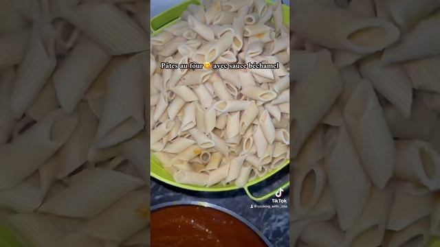 ليباط بصلصة الطماطم و البيشاميل 😋🧑🍳#food #explore #المغرب #الطبخ_المغربي #الاكسبلور смотреть онлайн