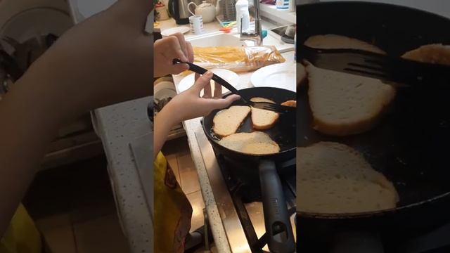 Богдан жарит гренки. 😋🍞🍽 смотреть онлайн