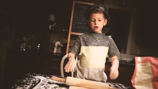 Vegan Cinnamon Rolls (by a 5 year old kid) смотреть онлайн