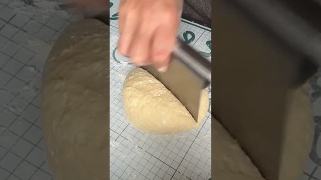 Любимый десерт детства- Творожные пончики 😋 #shorts #творожныепончики #десерт смотреть онлайн