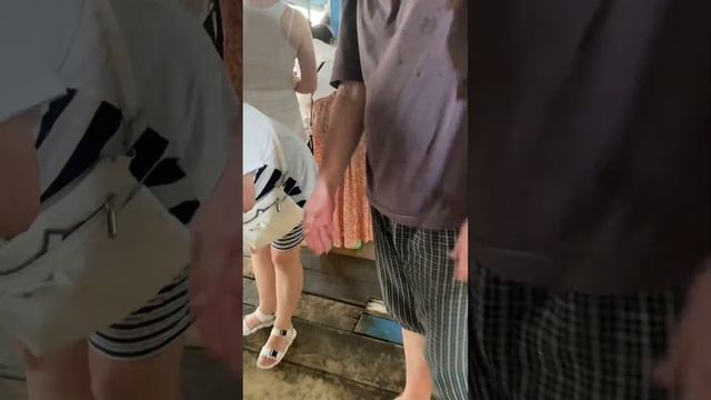 Посмотрели плавучую деревню на озере Топлесан, крокодиловую ферму и рынок / Камбоджа смотреть онлайн