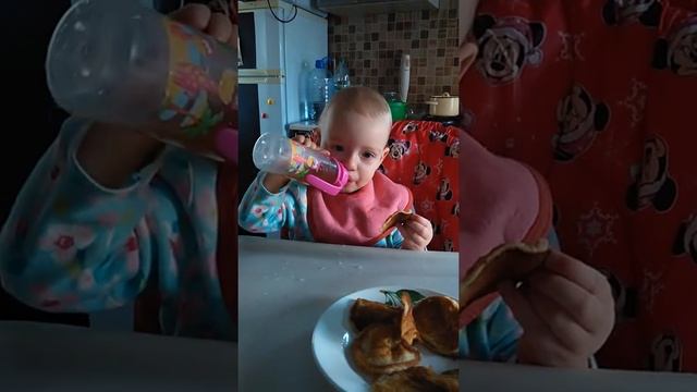 Кушает оладьи смотреть онлайн