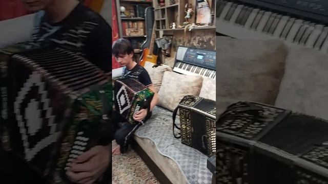 Первая в моей жизни новая гармонь))). Обзор будет в конце недели. Сын играет "ballydesmond polka". смотреть онлайн