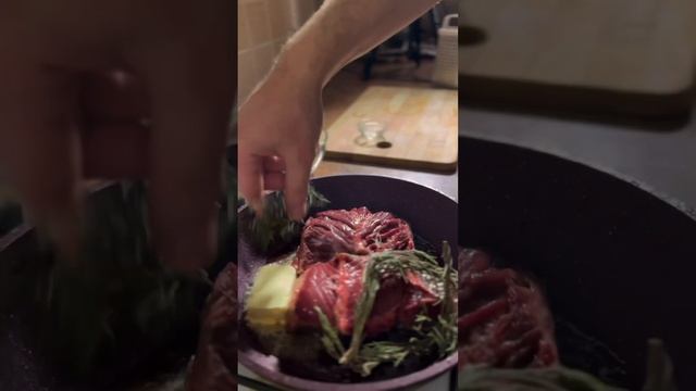 Стейк мясника и клюквенный соус #kitchen_mafia #вкусно #еда #рецепт #рецепты #вкусноипросто смотреть онлайн