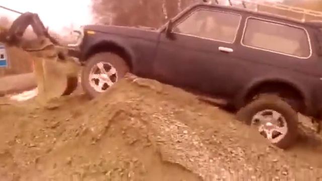 Нива села на пузо,экскаватор помогает смотреть онлайн