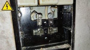 Почему трещит и искрит розетка когда вставляешь вилку ?