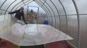 6 соток 20 марта 2020 года. Накрываю поликарбонатом перголу-беседку.