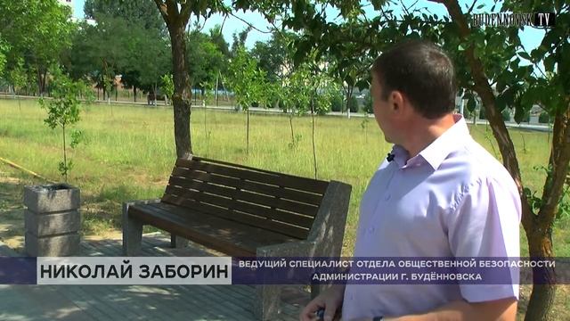 Перевёрнутые и сломанные скамейки с утра в пятницу изрядно испортили настроение прогуливающимся. смотреть онлайн