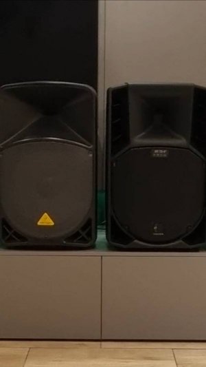 Давайте сравним Behringer B115D и RCF 735 MK5 по ключевым характеристикам.