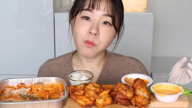 SUB) 굽네 고추바사삭치킨 먹방 (feat. 신메뉴 찹쌀치즈볼, 볼케이노치밥) Chicken Mukbang l チキン ไก่ Pollo Gà Ayam 클로이 Chloe смотреть онлайн
