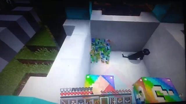 РАДУЖНЫЕ ЛАКИ БЛОКИ ПРОТИВ ЧЁРНО БЕЛЫХ ЛАКИ БЛОКОВ В МАЙНКРАФТ | Компот Minecraft смотреть онлайн