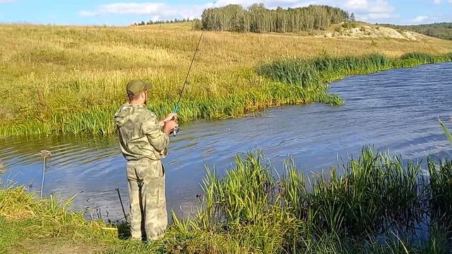 Зацепил блесной себе за ухо