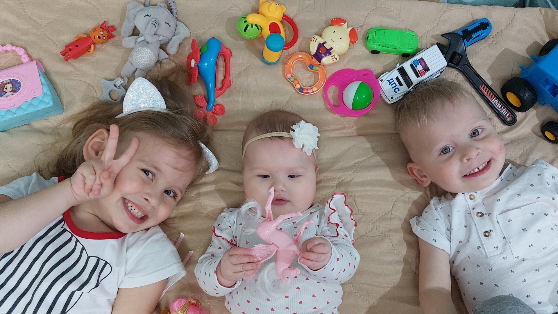 😀 ВЕСЕЛАЯ ИСТОРИЯ ДЛЯ ДЕТЕЙ😀 🎀СТАРШАЯ СЕСТРА НЯНЧИТСЯ С МЛАДШЕЙ❤️ смотреть онлайн