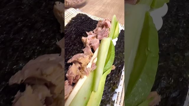 Homemade sushi time #2 Crunchy tuna 🍣 Love them #sushi #home #food #howto #recipe смотреть онлайн