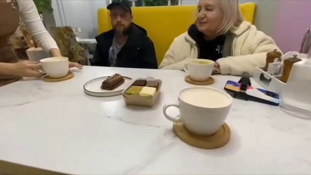 Новогоднее кафе очень красиво украшено. Сразу чувствуется праздник. смотреть онлайн