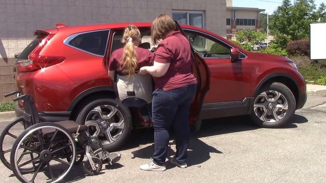 Access Unlimited Multi-Lift Entering Passenger Rear Seat of Honda CR-V 2017-Present (Exterior View) смотреть онлайн