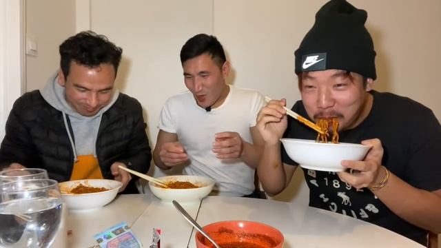 EXTREME SPICY RAMEN CHALLENGE||RS 6000 💰 CASH BET||HOTTEST NOODLE| TIBETAN VLOGGER смотреть онлайн