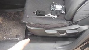 Делаем передние сиденья на Haval Jolion повыше и более комфортными. Ещё поставил ортопедическую поду