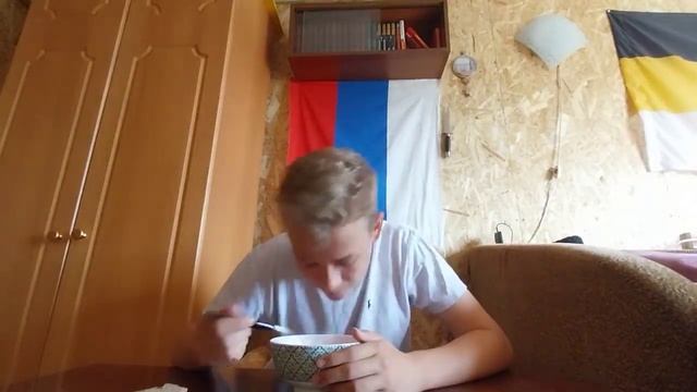 ЕМ БОРЩ ВИЛКОЙ смотреть онлайн