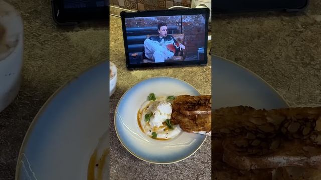 Сытный и полезный завтрак, яйцо пашот с греческим йогуртом #быстрыйрецепт #завтрак #food #рецепт