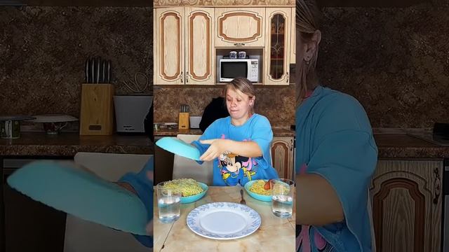 OMG! He was greedy for sausages🤭 #shorts Best video by Mnogodetky смотреть онлайн