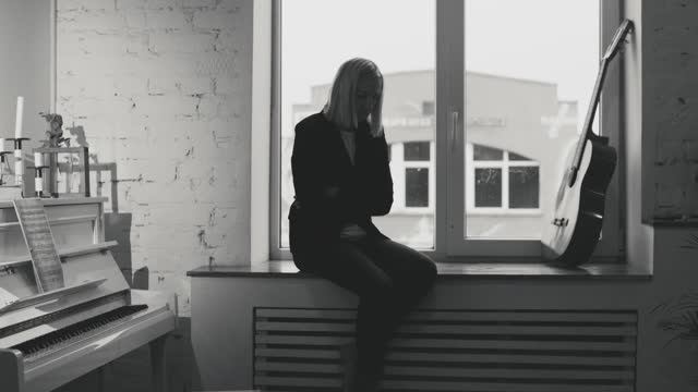 «Снег забинтует все дома…» (стихи и музыка Елены Касьян). Исполняет Марина Щёткина.