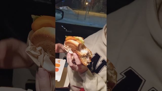 Блин чикен бургер из Макдональдса смотреть онлайн