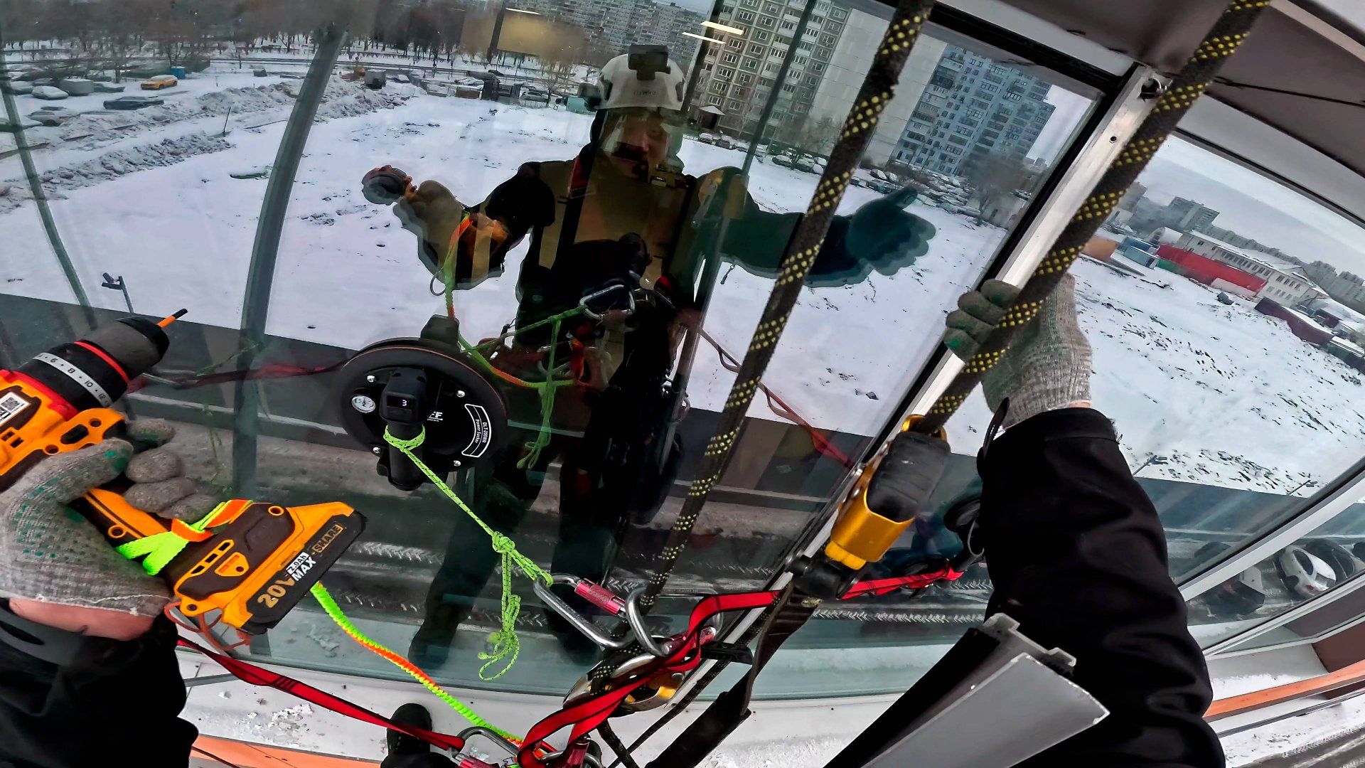 Установка створки в глухое окно Schuco. Работает ПРОМАЛЬП. смотреть онлайн