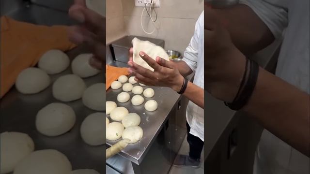 Paneer वाले Chole Bhature🤤❤️ at ₹110/- #shorts #cholebhaturae #indianstreetfood смотреть онлайн