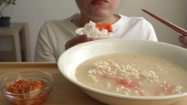 咀嚼音 | ASMR | うまかっちゃんを食べるモッパン🍜🍚 | 豚骨ラーメン смотреть онлайн