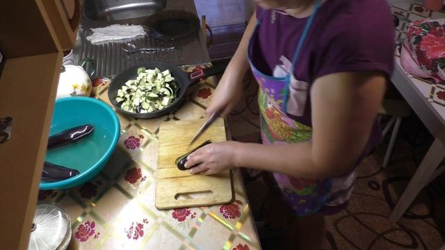 Том Сойер отдыхает, жарю баклажаны смотреть онлайн