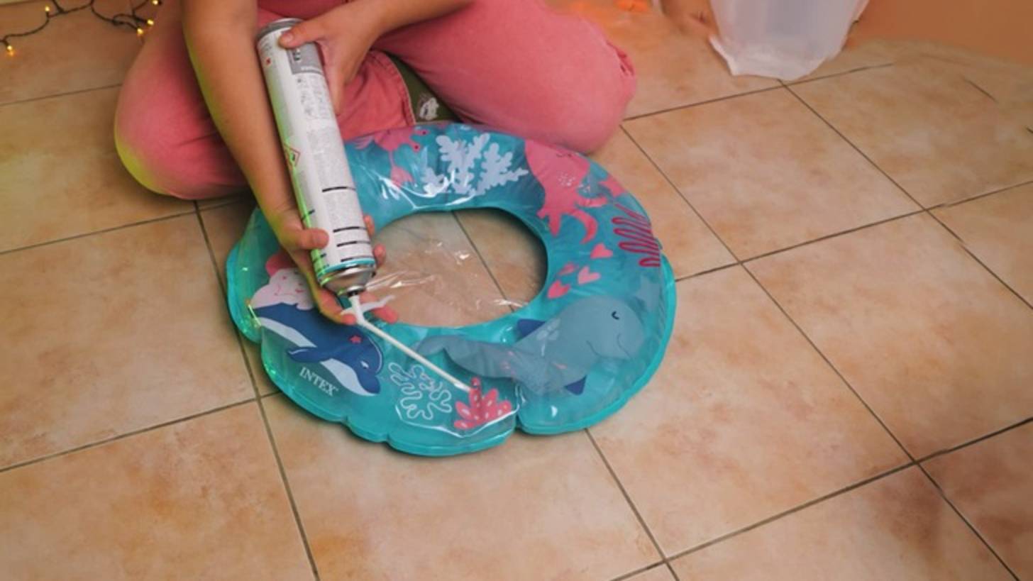 Новогодняя елка из кругов для плавания смотреть онлайн