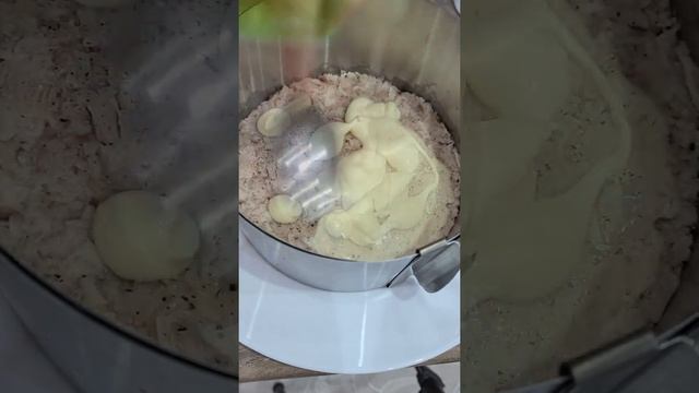 Слоёный салат с курицей, грибами и перцем #shorts