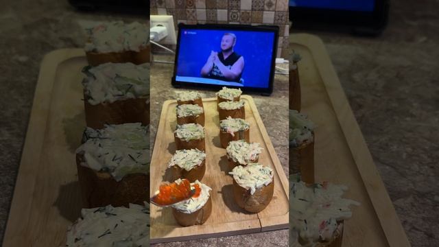 Новогодняя закуска на стол в багете  #быстрыйрецепт #закуска #вечерпослеработы #новогоднийрецепт