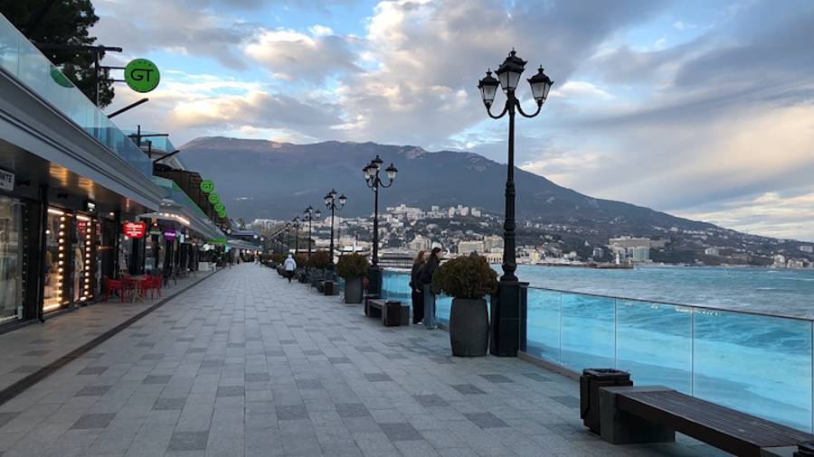 По Крыму пешком. Новогодняя вечерняя Ялта и утренняя Москва смотреть онлайн