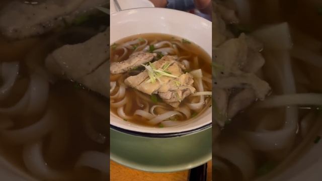 #ramennagi #beefpho #springroll #salad #beansprouts #lemongrasstea #propaganda #teambasicvlogs смотреть онлайн