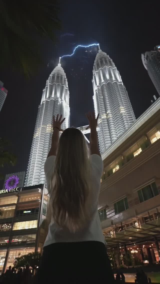 Немного пошалили в Куала Лумпуре #башниблизнецы #shorts #анимация #молнии #куалалумпур смотреть онлайн