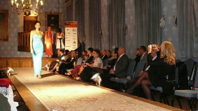 2009-10-17-sychrov-riverband-modni-prehlidka-ples-na-zamku смотреть онлайн