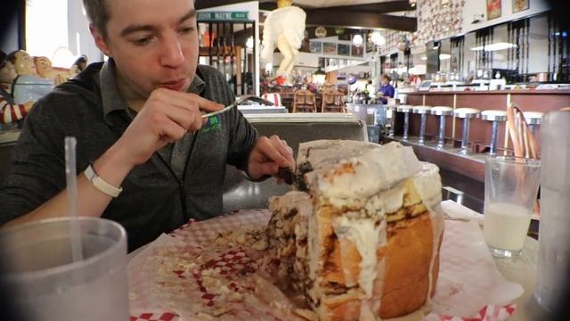 10lb Cinnamon Roll Challenge! The Bear Roll at Stuffy's II смотреть онлайн
