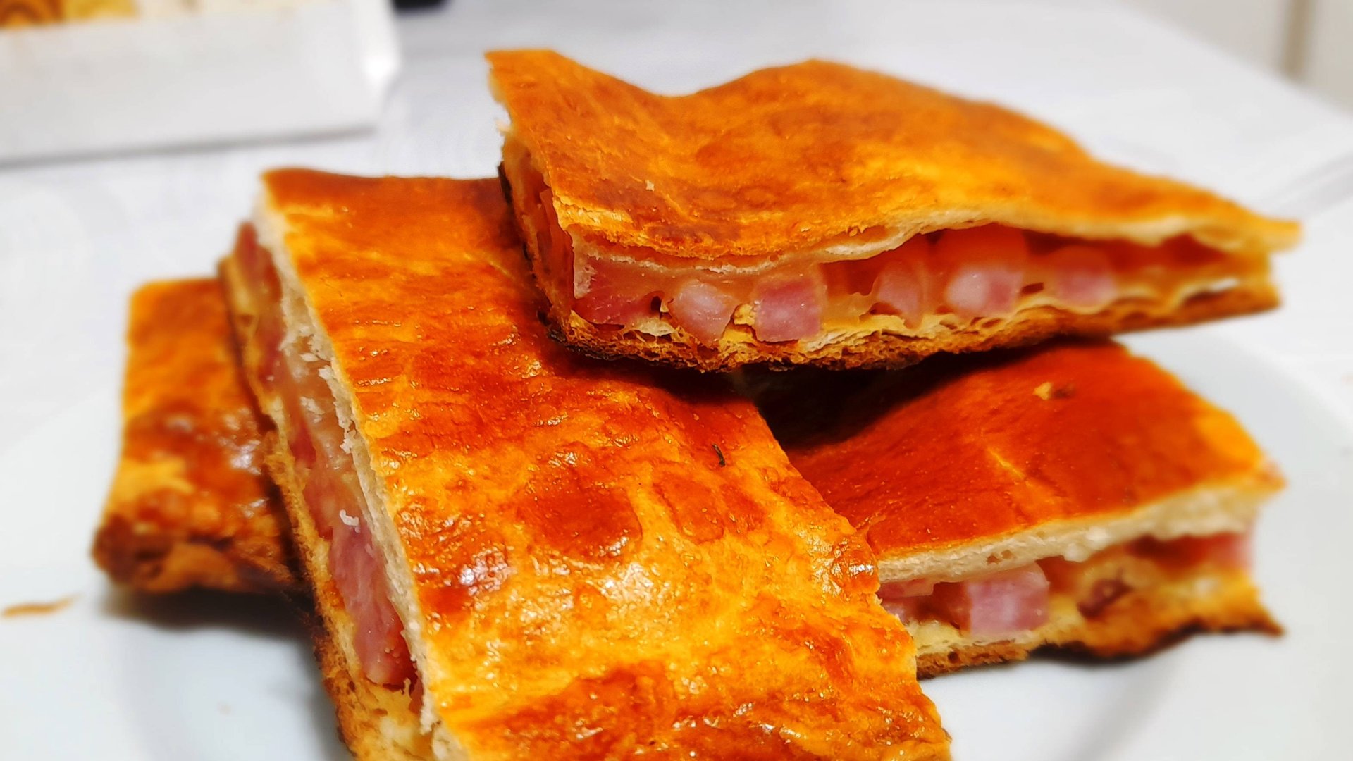 Слоеный пирог с ветчиной и сыром смотреть онлайн