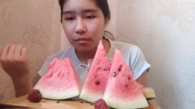 Мукбанг / 🍉 Арбуз и клубника 🍓 смотреть онлайн