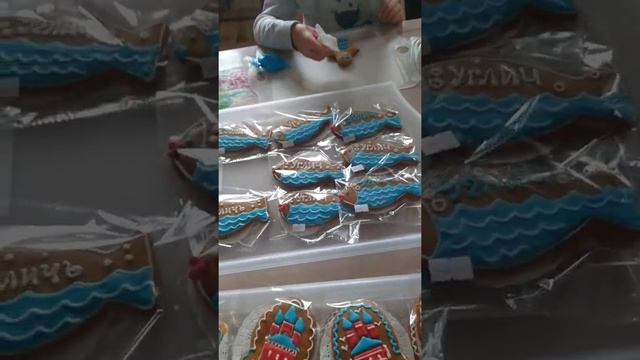 Арина раскрашивает пряник в виде человека смотреть онлайн