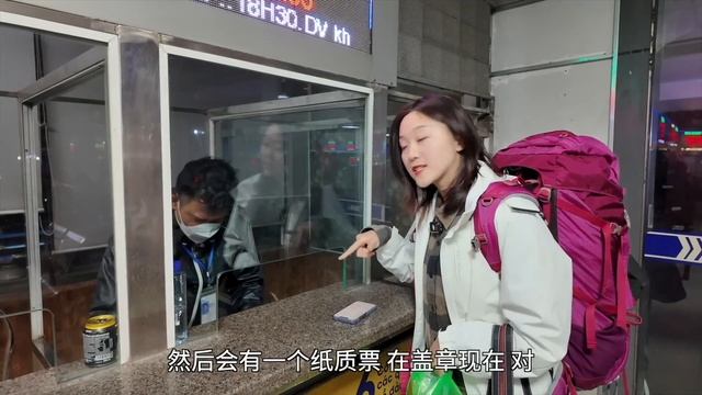 在越南乘坐豪华过夜大巴，夫妻两人睡1米宽的双人铺，腿都伸不直