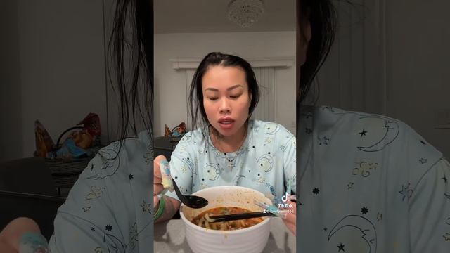 Chicken udon noodles eating смотреть онлайн