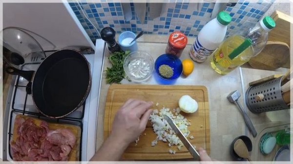 Свинина на сковороде в кефирном соусе